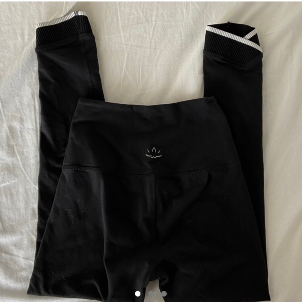 beyond yoga black capri leggings with white trim